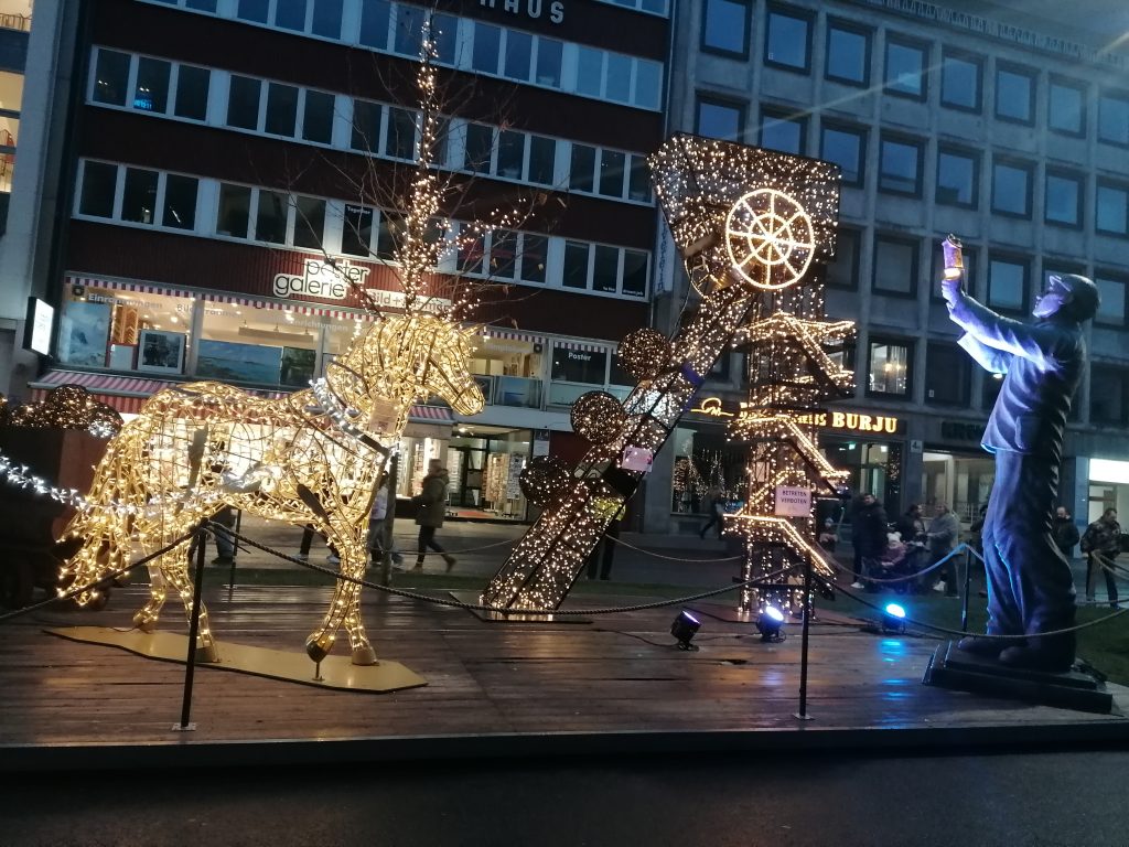 Bergbauer auf dem Dortmunder Weihnachtsmarkt, stimmungsvolle Weihnachtsbeleuchtung