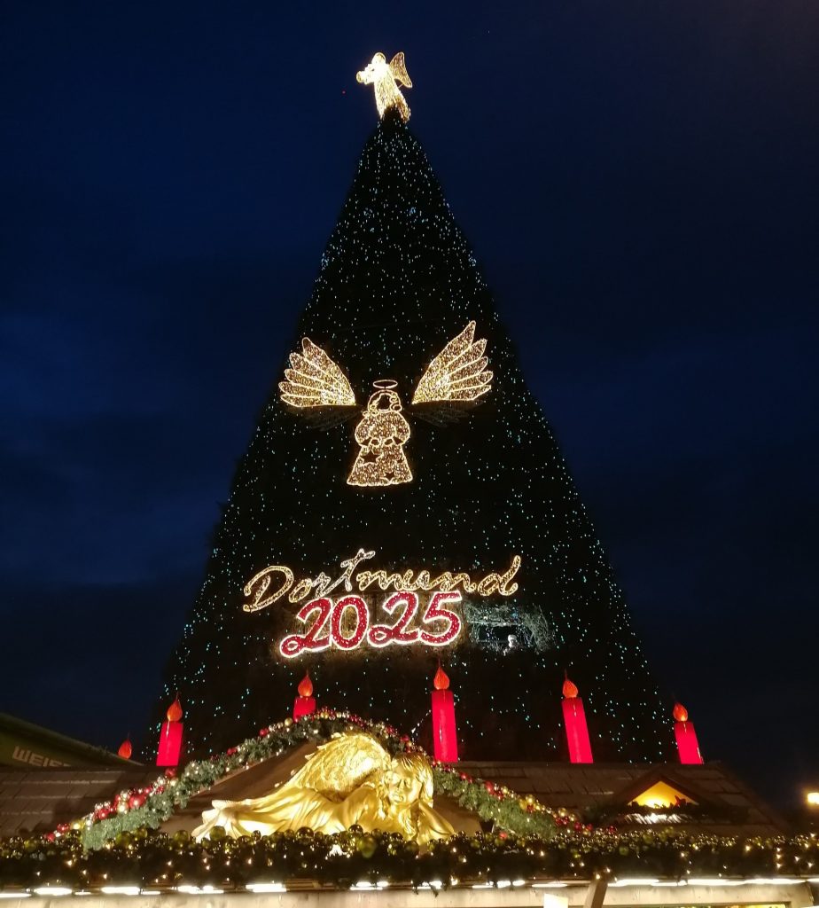 Großer Weihnachtsbaum auf dem Dortmunder Weihnachtsmarkt mit Kindern“